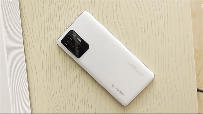 Xiaomi 12T có mặt lưng kính nhám giúp hạn chế bám dấu vân tay, mồ hôi