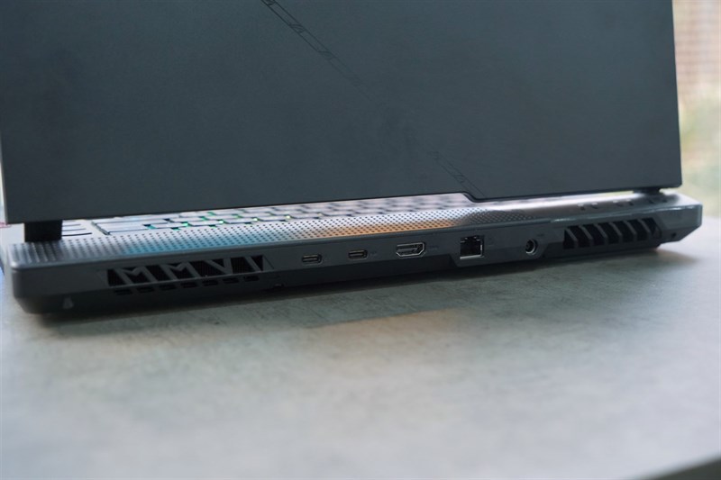 Cạnh sau của ASUS ROG Strix SCAR 15 (2022). Nguồn: ASUS. Cạnh sau của ASUS ROG Strix SCAR 15 (2022). Nguồn: ASUS.