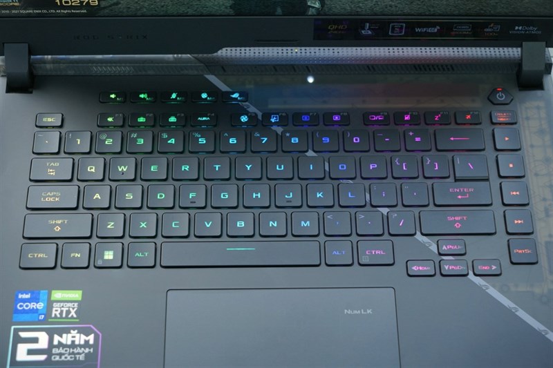 Phần chiếu nghỉ tay của máy được làm trong suốt một phần nên mình có thể nhìn thấu linh kiện bên trong rất thú vị. Nguồn: ASUS. Phần chiếu nghỉ tay của máy được làm trong suốt một phần nên mình có thể nhìn thấu linh kiện bên trong rất thú vị. Nguồn: ASUS.