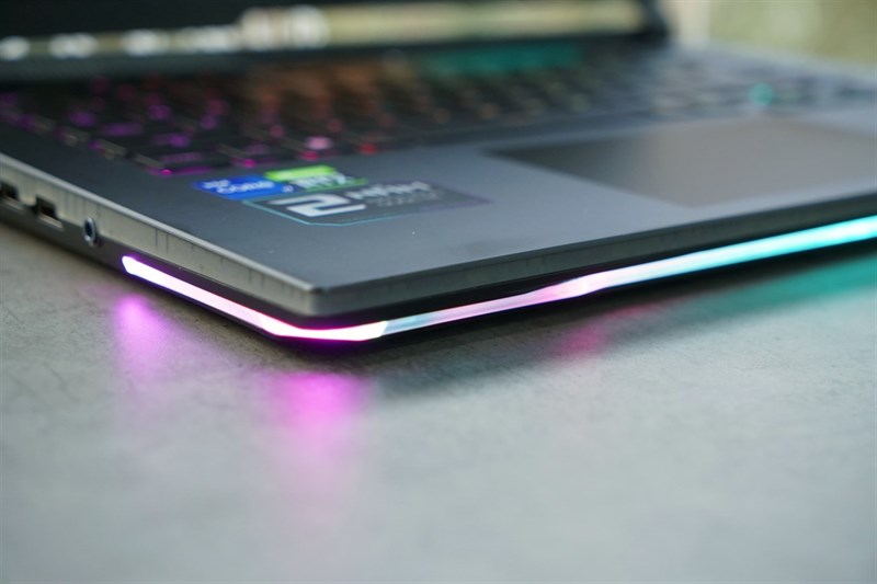 Phần viền Bezel Glow của ASUS ROG Strix SCAR 15 (2022). Nguồn: ASUS. Phần viền Bezel Glow của ASUS ROG Strix SCAR 15 (2022). Nguồn: ASUS.