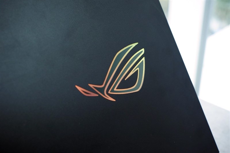 Phần logo ROG của Strix SCAR 15 (2022) được làm sáng ở phần viền thay vì sáng toàn bộ như các thế hệ tiền nhiệm. Nguồn: ASUS. Phần logo ROG của Strix SCAR 15 (2022) được làm sáng ở phần viền thay vì sáng toàn bộ như các thế hệ tiền nhiệm. Nguồn: ASUS.