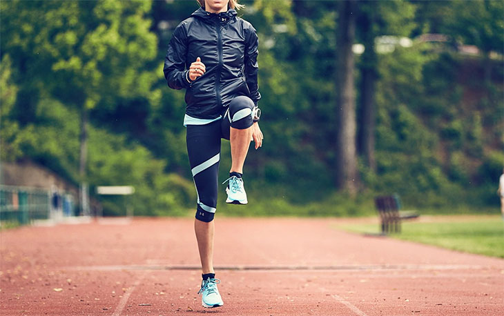High-knee running helps burn belly and thigh fat effectively