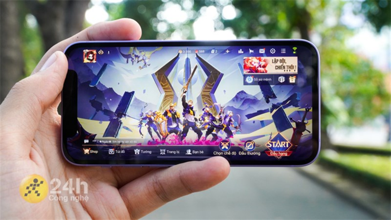 iPhone 12 mini cho bạn thoải mái xem những bộ phim yêu thích mùa Tết hay chiến những trận game cùng bạn bè 