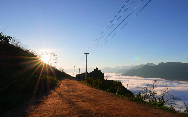 Con đường bản Hang Đá