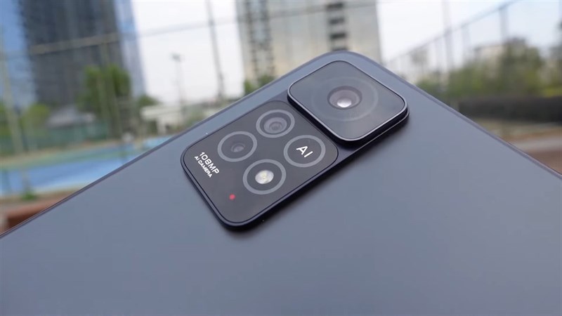 Cụm camera sau cực kỳ nổi bật của Redmi Note 11 Pro 5G. Nguồn: Sami Luo Tech.