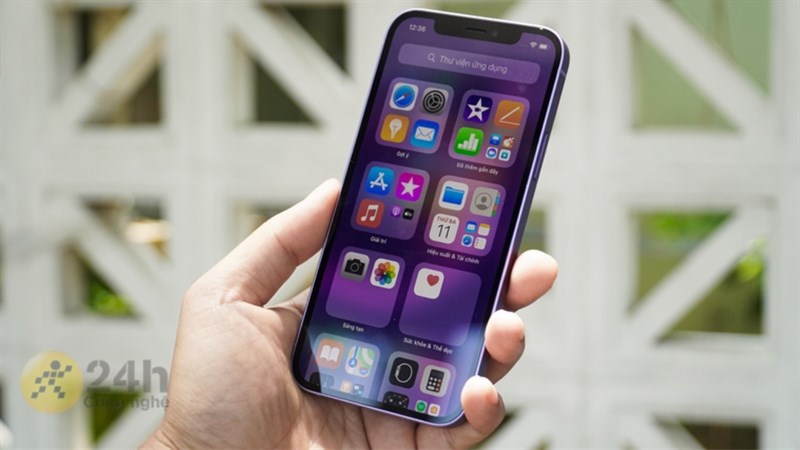 Trên tay iPhone 12 với kích thước màn hình lớn đem lại hiển thị hình ảnh rộng rãi