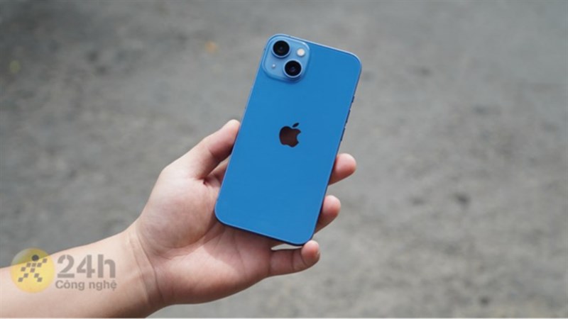 Trên tay iPhone 13 sở hữu thiết kế mặt lưng và camera chéo khá tinh tế và độc đáo