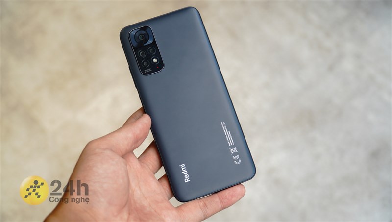 Mặt lưng của Xiaomi Redmi Note 11 được hoàn thiện dạng nhám.
