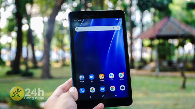 Khối lượng của Alcatel 3T8 chỉ 279 g nên cảm giác cầm rất thoải mái Khối lượng của Alcatel 3T8 chỉ 279 g nên cảm giác cầm rất thoải mái