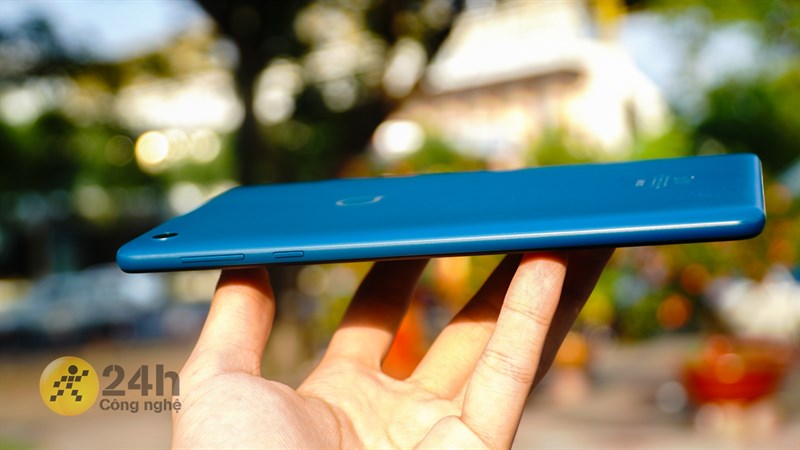 Cạnh phải của Alcatel 3T8 Cạnh phải của Alcatel 3T8