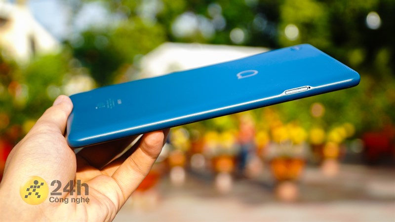 Cạnh trái của Alcatel 3T8 Cạnh trái của Alcatel 3T8