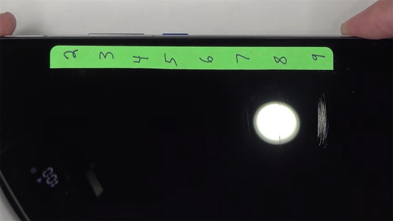 Kiểm tra độ chống trầy, xước màn hình trên iQOO 9