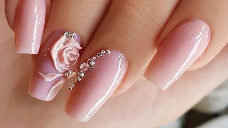 Nail Ombre trắng hồng đính hoa