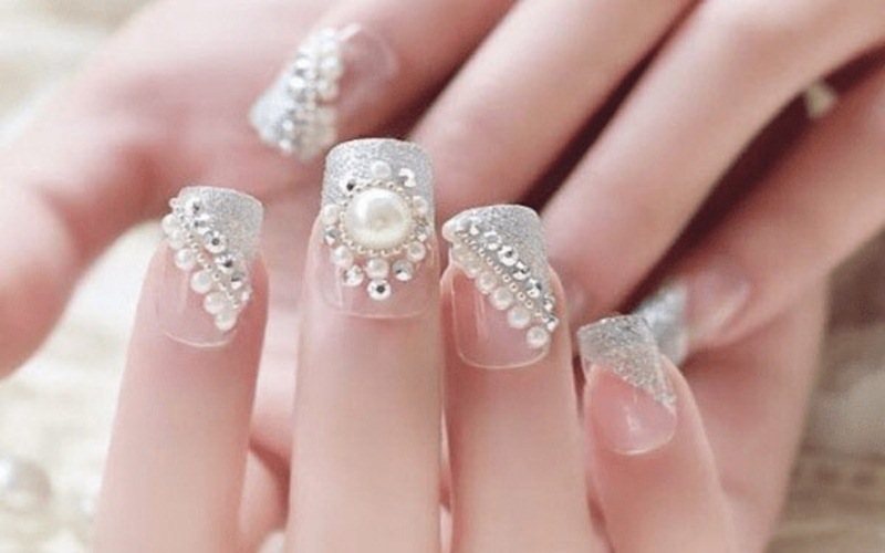 Nail Ombre trắng hồng đính đá