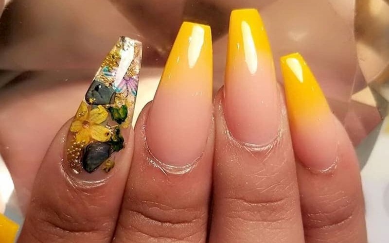 Nail ombre vàng với hoa