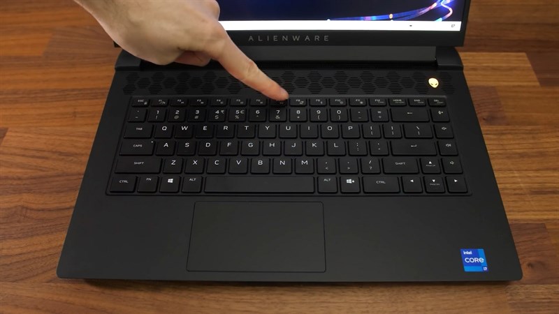 Phần TouchPad của Alienware m15 R6 khá bé nhưng tốc độ phản hồi khá nhanh