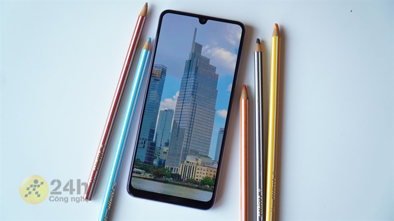 Galaxy A22 được trang bị màn hình kích thước 6.4 inch tấm nền Super AMOLED cùng độ phân giải là HD+.