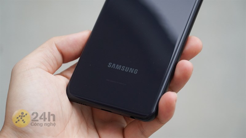 Mặt lưng của Galaxy A22 được hoàn thiện dạng bóng, trông đẹp mắt.
