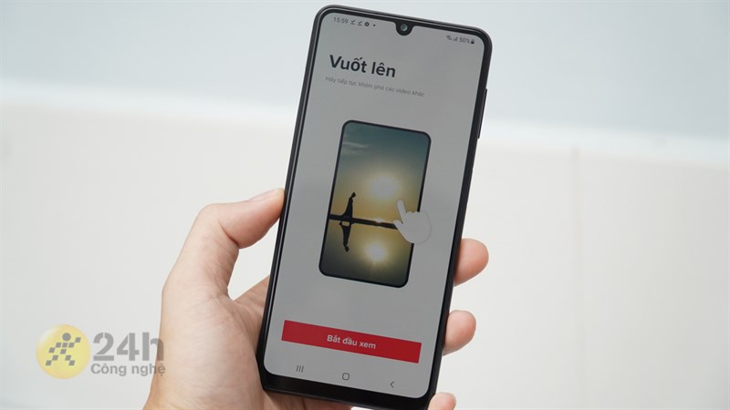 Mặt trước của Galaxy A22 có màn hình dạng Infinity U với phần khuyết màn hình mình đánh giá hơi lớn.