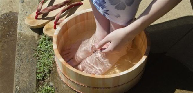 Cách pha nước muối ngâm chân hiệu quả, tốt cho sức khỏe