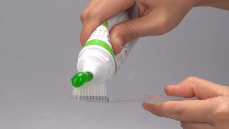 Cho một lượng vừa đủ lên bàn chải đánh răng và chà nhẹ nhàng trong khoảng 2-3 phút