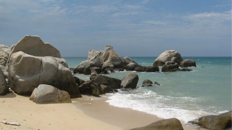 Biển Thuận Quý có nhiều mỏm đá hình thù lạ mắt