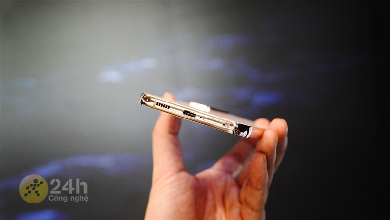 Cạnh dưới Galaxy S22+