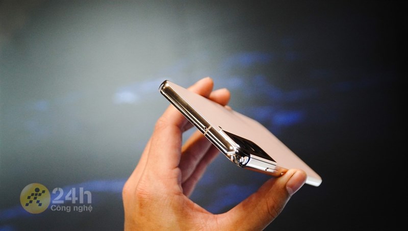 Cạnh trên Galaxy S22+