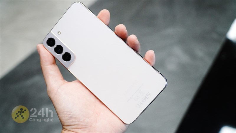 Galaxy S22+ cho cảm giác cầm thoải mái