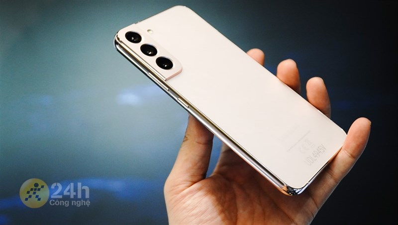 Cạnh phải Galaxy S22+