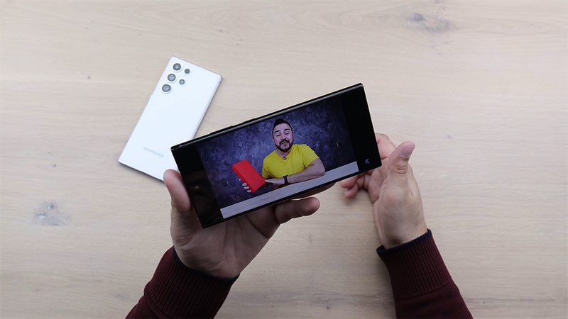 Galaxy S22 Ultra có màn hình lớn, tần số quét 120 Hz