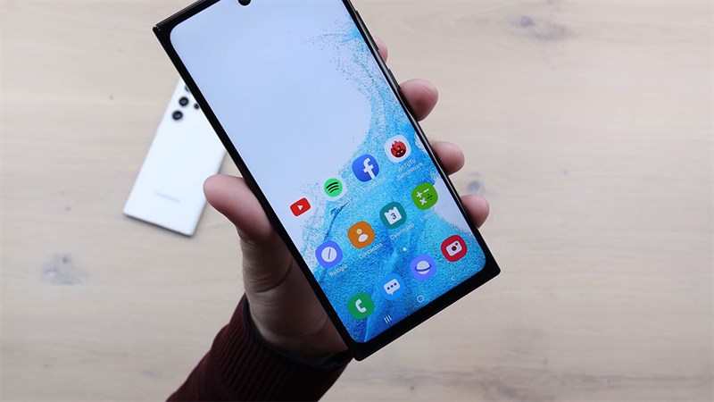 Galaxy S22 Ultra có màn hình dùng kiểu thiết kế đục lỗ quen thuộc