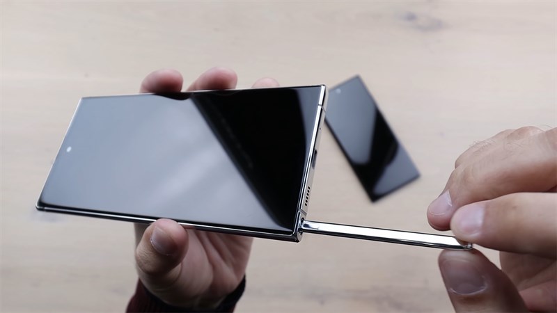Galaxy S22 Ultra được trang bị khe cắm bút S Pen
