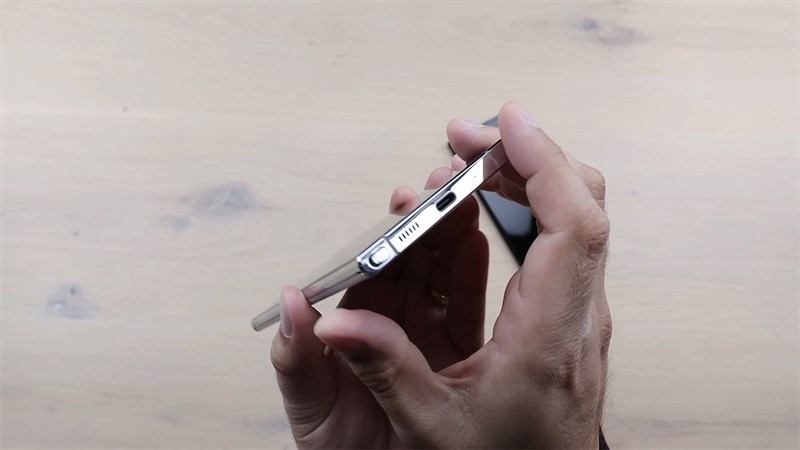 Cạnh dưới gồm cổng sạc Type-C, khe cắm S Pen và loa ngoài