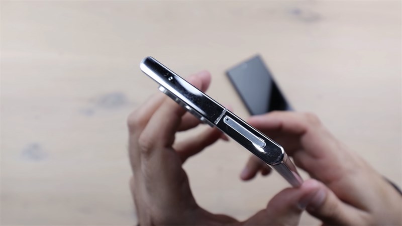 Cạnh trên sẽ là Micro thu âm và khay sim