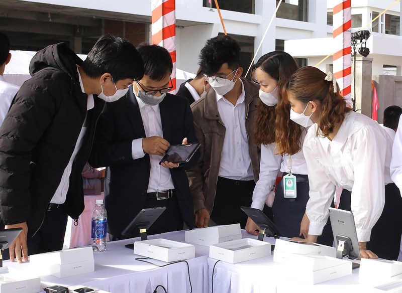 Tham quan khu trưng bày máy tính bảng