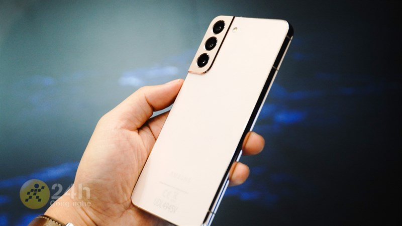 Galaxy S22+ hội tụ đủ những yếu tố của một flagship, không chỉ màn hình đẹp, camera chụp tốt mà thiết kế cũng chẳng thể chê.[
