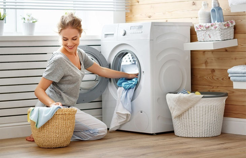 Kiểm tra, phân loại quần áo trước khi cho vào máy giặt
