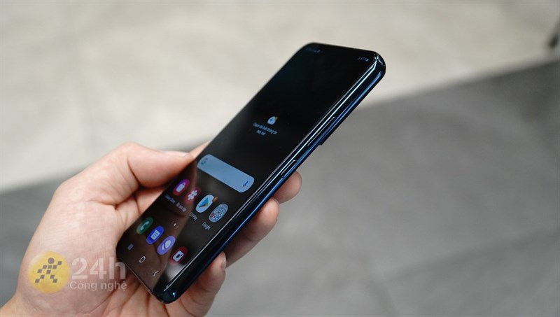 Cạnh phải của Galaxy S22 là nơi đặt cụm phím tăng/giảm âm lượng và phím nguồn.