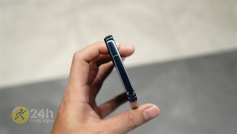 Cạnh trên của Galaxy S22 là nơi đặt mic phụ.