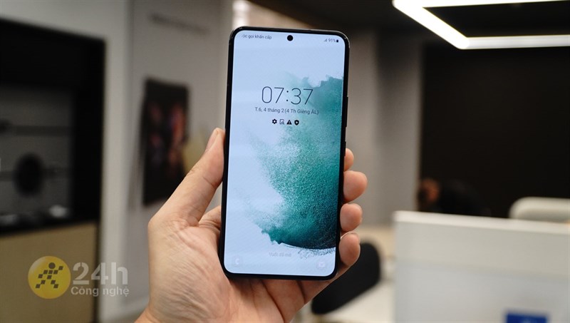 Mặt trước của Galaxy S22 vẫn là màn hình đục lỗ với kích thước 6.1 inch khá nhỏ gọn.