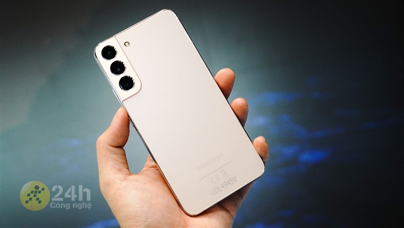 Galaxy S22 và S22+ đều có tùy chọn màu vàng hồng giống nhau.