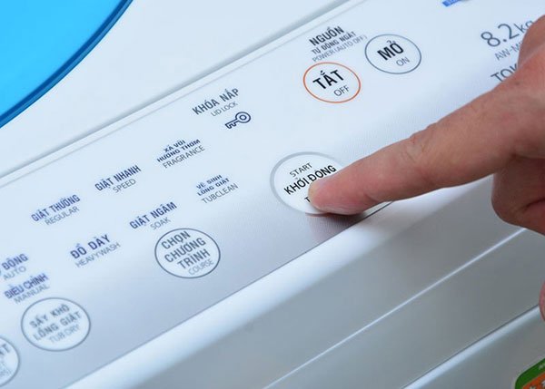 Rút nguồn điện máy giặt ra khỏi phích cắm và khởi động lại máy
