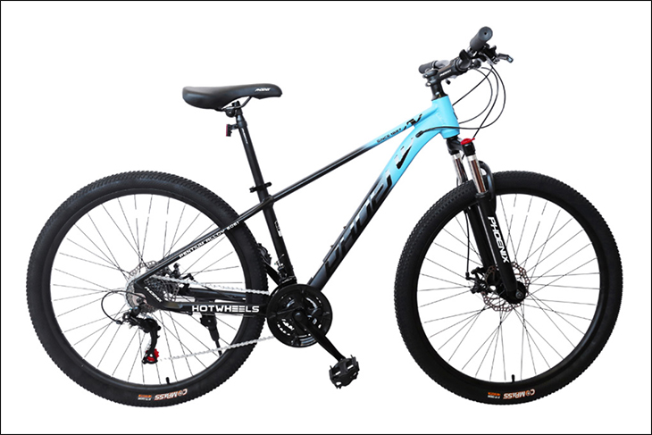 Xe đạp địa hình được thiết kế chắn chắn, mạnh mẽ với khung sườn và lốp xe to