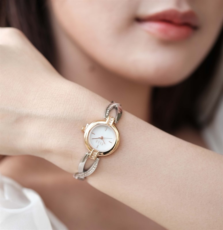 Valentine một mình nhưng em luôn ổn, vì đã có ELLE cạnh bên