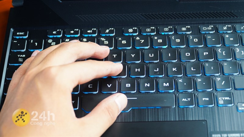 Bàn phím còn được trang bị hệ thống đèn nền RGB.