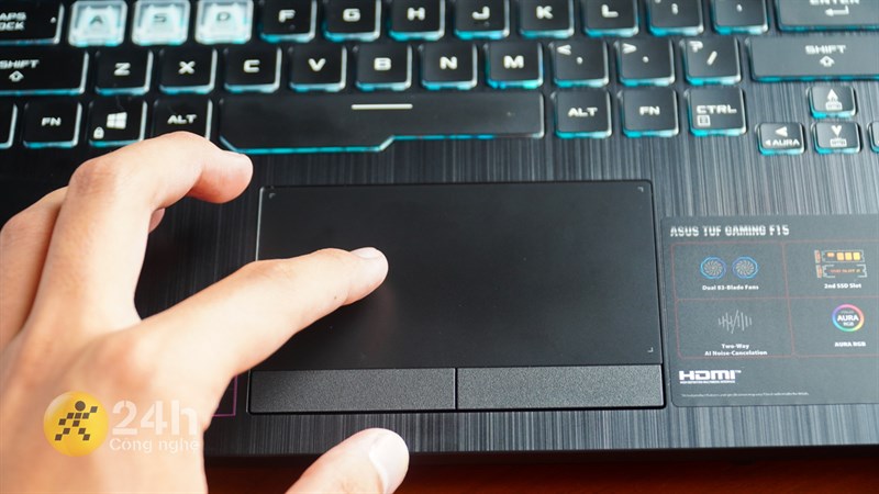 Phần bàn rê chuột của ASUS TUF Gaming FX506HCB (HN144W) có kích thước khá ổn so với thân máy.