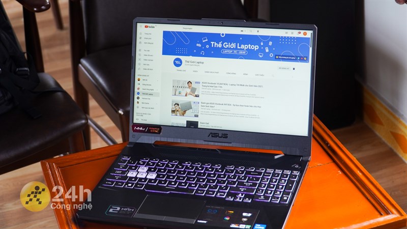 Mình vẫn khuyên các bạn nên mang theo bộ sạc bên người khi ra ngoài nhằm đảm bảo hiệu suất học tập, làm việc và chơi game.