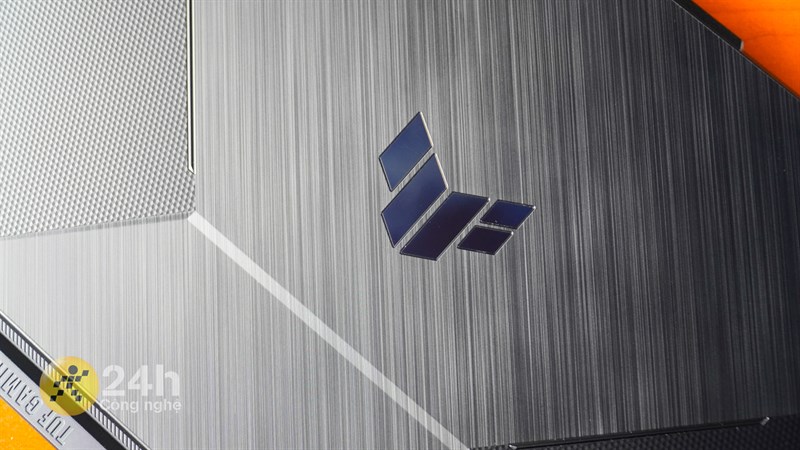 Các đường chia cắt hai dạng thiết kế bề mặt của ASUS TUF Gaming FX506HCB (HN144W) cũng được ASUS hoàn thiện tốt.