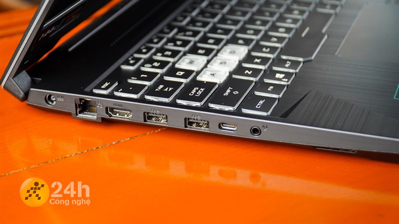 Cạnh trái của ASUS TUF Gaming FX506HCB (HN144W).